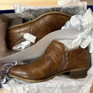 NEW IN BOX LifeStride Adley Women's shoe

Whiskey color
As 8.5